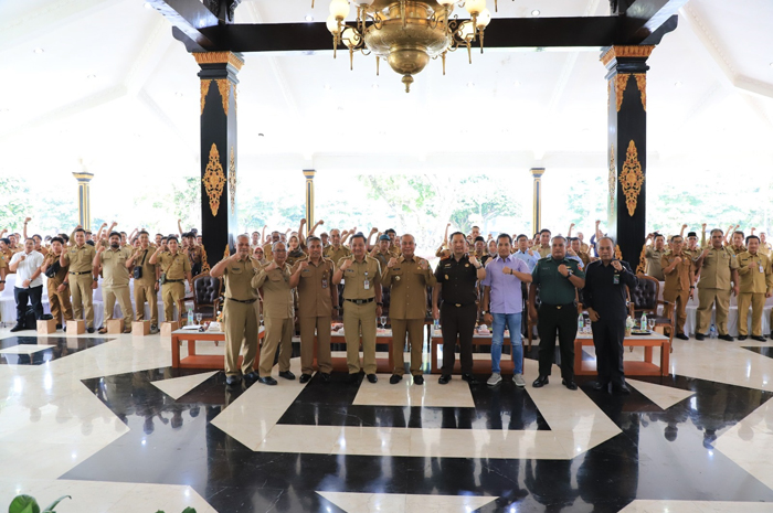Pj Bupati Jombang Sugiat foto bersama seluruh peserta sosialisasi PBB P2 di Pendopo Kabupaten