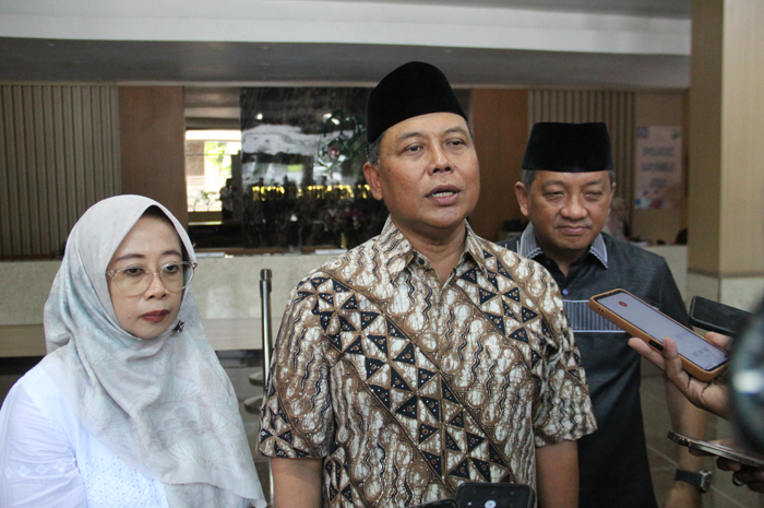 BERI KETERANGAN: Pj Bupati Jombang memberikan keterangan terkait kasus DBD Sabtu (20/4) lalu.