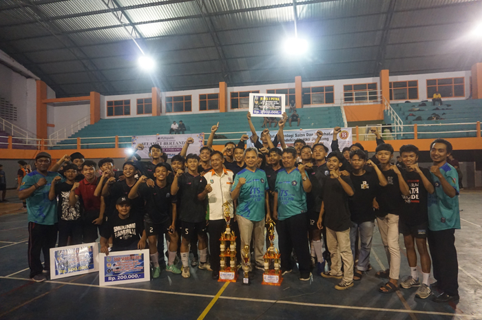 JUARA: Tim SMKN Mojoagung merayakan gelar juara umum Rektor Cup ITSKes ICMe 2024 di GOR Merdeka Jombang, Minggu (21/4).