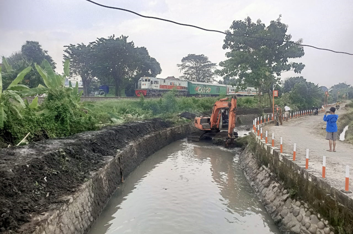 Petugas dari Bidang Sumber Daya Air Dinas PUPR Jombang normalisasi saluran pembuang Pandanwangi, Kelurahan Jombatan Jombang.  &nbsp;