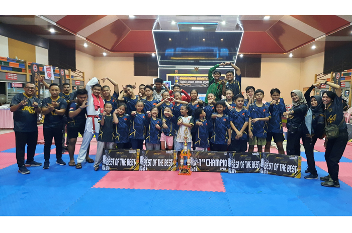 KOMPAK: Ketua JKC, Adhe Rengga, bersama atlet JKC yang menjadi juara umum kategori open (21/4).