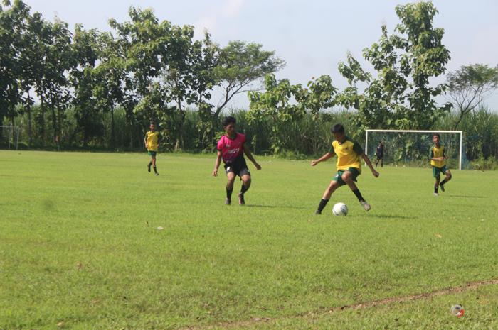 Pertandingan SMPN 3 Peterongan (pink) melawan SMPN 1 Sumobito (kuning), di lapangan Desa Keras, Selasa (23/4).