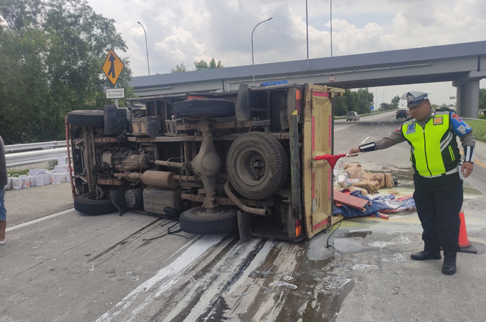 Kendaraan truk mengalami kecelakaan tunggal di jalan Tol Jombang-Mojokerto (Jomo), Senin (22/4) pagi