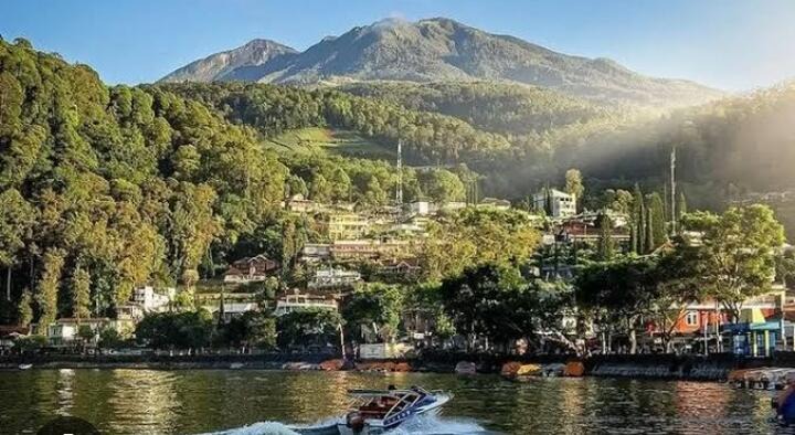 Wisata alam telaga sarangan di Magetan