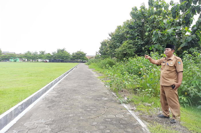 Isnadi Kepala Desa Sukoiber. menunjukkan lokasi yang akan dibangun gantangan burung