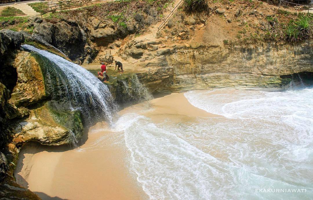 wisata pantai bayu nibo di Pacitan