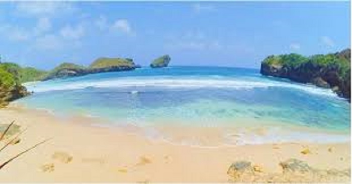 wisata pantai mblue di pacitan