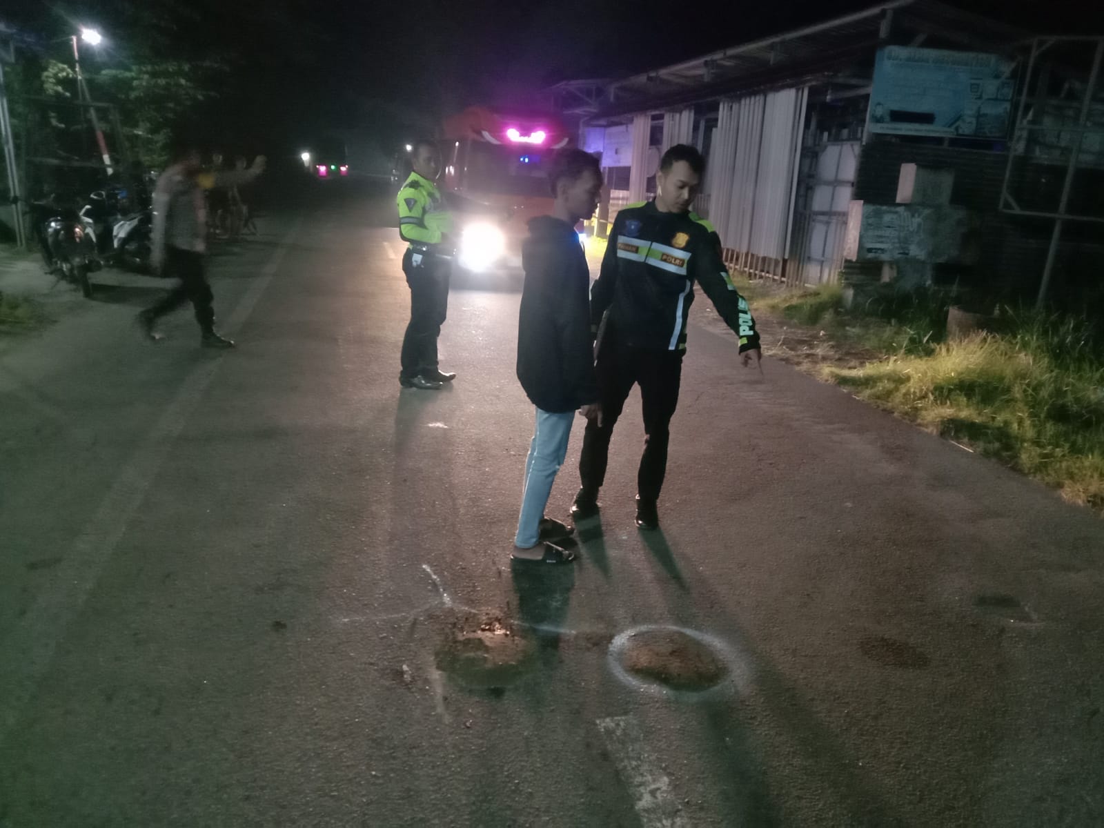 Petugas kepolisian saat melakukan olah kejadian perkara di lokasi kecelakaan maut di Janti, Mojoagung Jombang