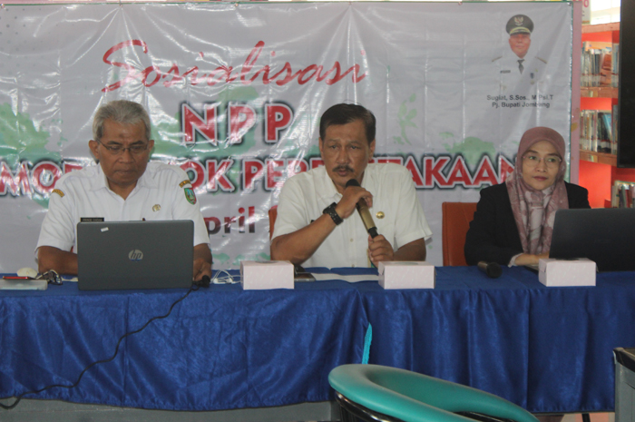 Kabid Perpustakaan Dinas Perpustakaan dan Kerasipan Jombang, Hari Subagyo, saat memberikan pengarahan kepada peserta sosialisasi, Rabu (24/4)