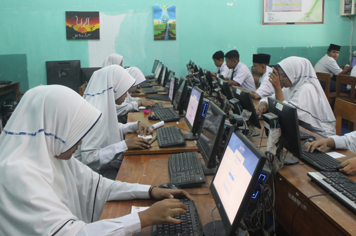 Siswa Mts di Jombang sedang melakukan asesmen madrasah sebagai salah satu syarat kelulusan siswa