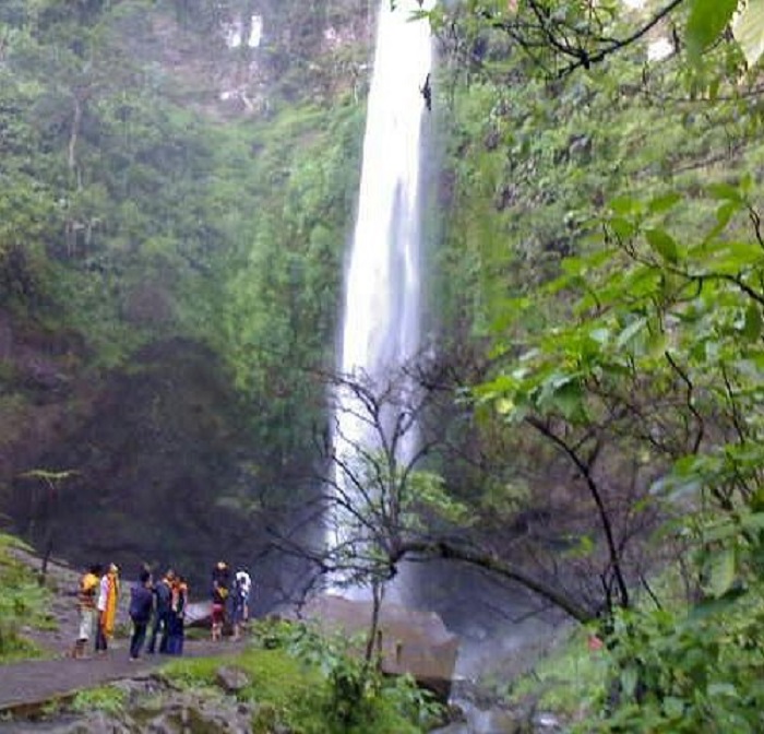 wisata air terjun Coban Rondo di Pujon, Malang