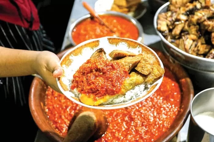 Kuliner malam sego sambel mak yeye di Surabaya