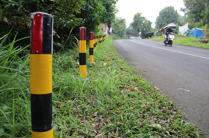 pembatas jalan alias delineator yang dipasang Pemkab Jombang di sejumlah jalur wisata di Wonosalam
