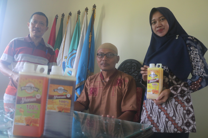 Kades Jombok Abdul Muchid (kiri) bersama perangkat desa menunjukkan salah satu produk UMKM, Kamis (25/4).