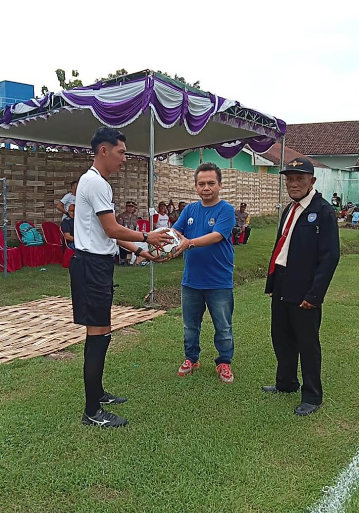 HM Syarif Hidayatullah ST MMT (Gus Sentot) membuka turnamen sepak bola Cobra Cup II di Desa Curahmalang Kecamatan Sumobito, Rabu (24/4).