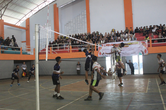 Final bola voli putra SMPN 2 Tembelang (putih-orange) melawan SMPN 1 Kabuh (biru-putih) di GOR Merdeka Jombang, Kamis (25/4).
