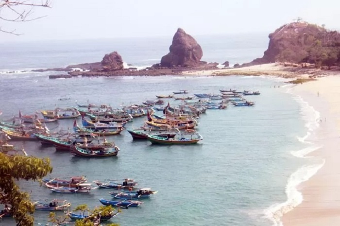 wisata pantai papuma di Jember