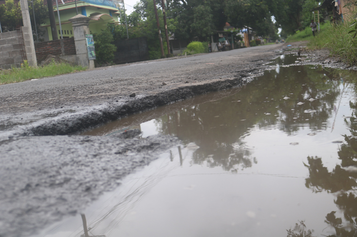 Kondisi jalan alternatif penghubung Jombang-Mojokerto yang kondisinya masih becek dan berlubang