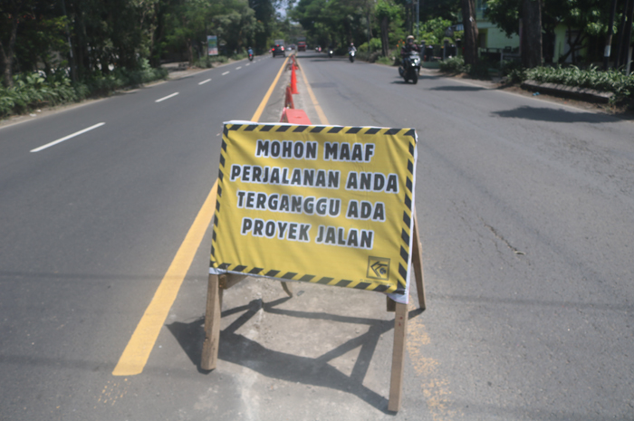 Rambu penanda proyek pembongkaran cor beton jalan nasional di Peterongan Jombang sudah mulai dipasang