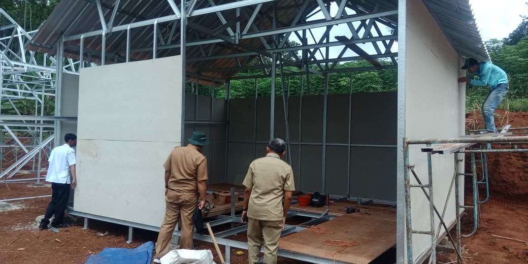 Pembangunan huntara untuk warga terdampak tanah gerak di Wonosalam Jombang