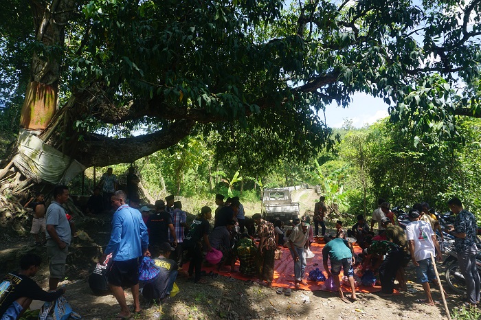 Warga Banyuasin, Desa Kromong menyelenggarakan sedekah dusun di lokasi punden desa