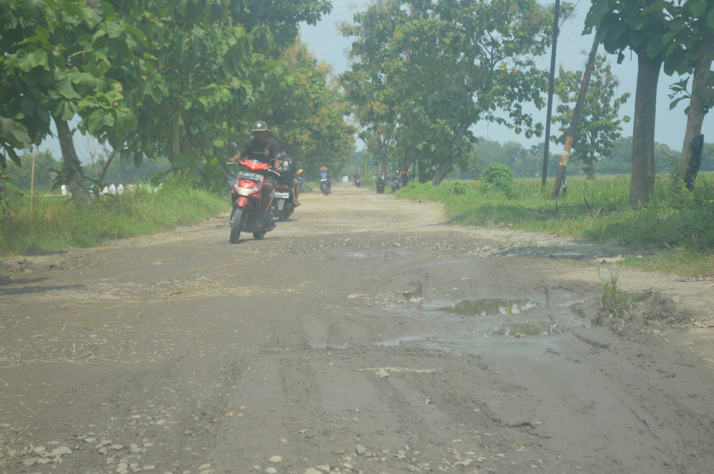 Kondisi jalan kabupaten di utara brantas Jombang yang rusak berat hingga jadi kubangan