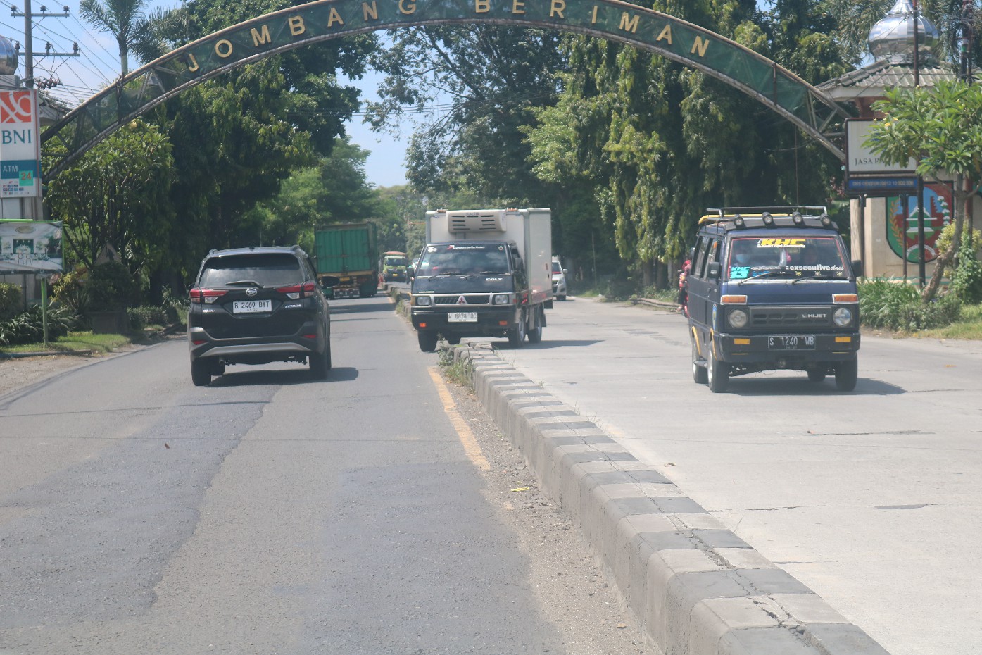Cor beton jalan nasional di Peterongan Jombang ini akan segera dibongkar. Jika tak mau macet, cari jalur alternatif.