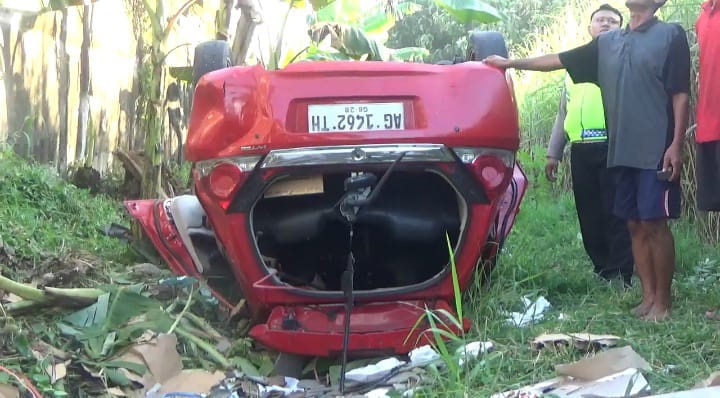 Mobil Honda brio yang terbalik di sawah di pinggir ringroad Mojoagung