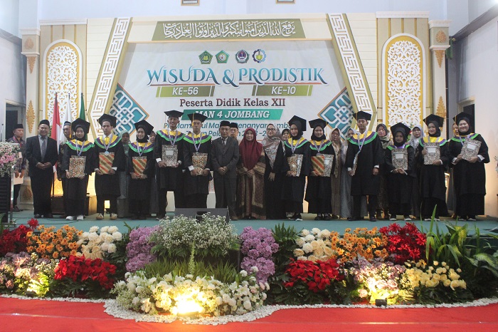 Hj Muniroh Iskandar, wakil ketua umum yayasan bersama peraih prestasi prodistik.