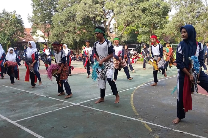 Ilustrasi siswa di Jombang sedang berlatih jaranan dor
