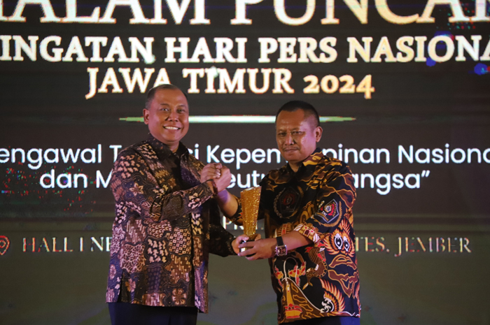 Pj Bupati Jombang Sugiat (kiri) menerima penghargaan dari Ketua Persatuan Wartawan Indonesia (PWI) Jawa Timur Lutfil Hakim