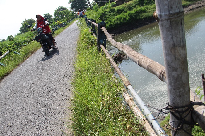 MEMBAHAYAKAN: Kondisi sayap jembatan di Desa Tanjunggunug, Kecamatan Peterongan, Jombang rusak.