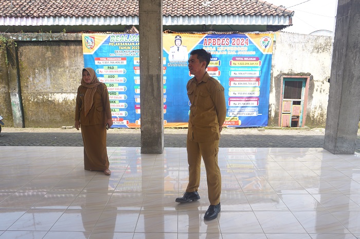 TINGGAL FINISHING: Kades Kepuhdoko Inasaroh bersama sekretaris desa M Solihudin Fajri berada di pendopo balai desa, Senin (29/4)