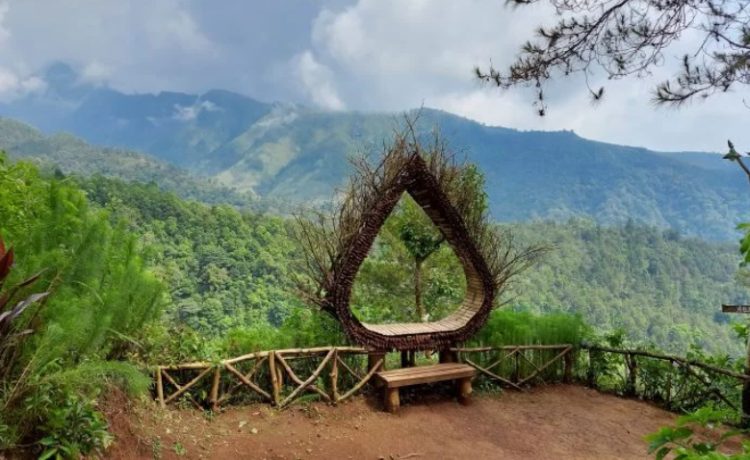 Wisata watu lawang di Kabupaten Nganjuk