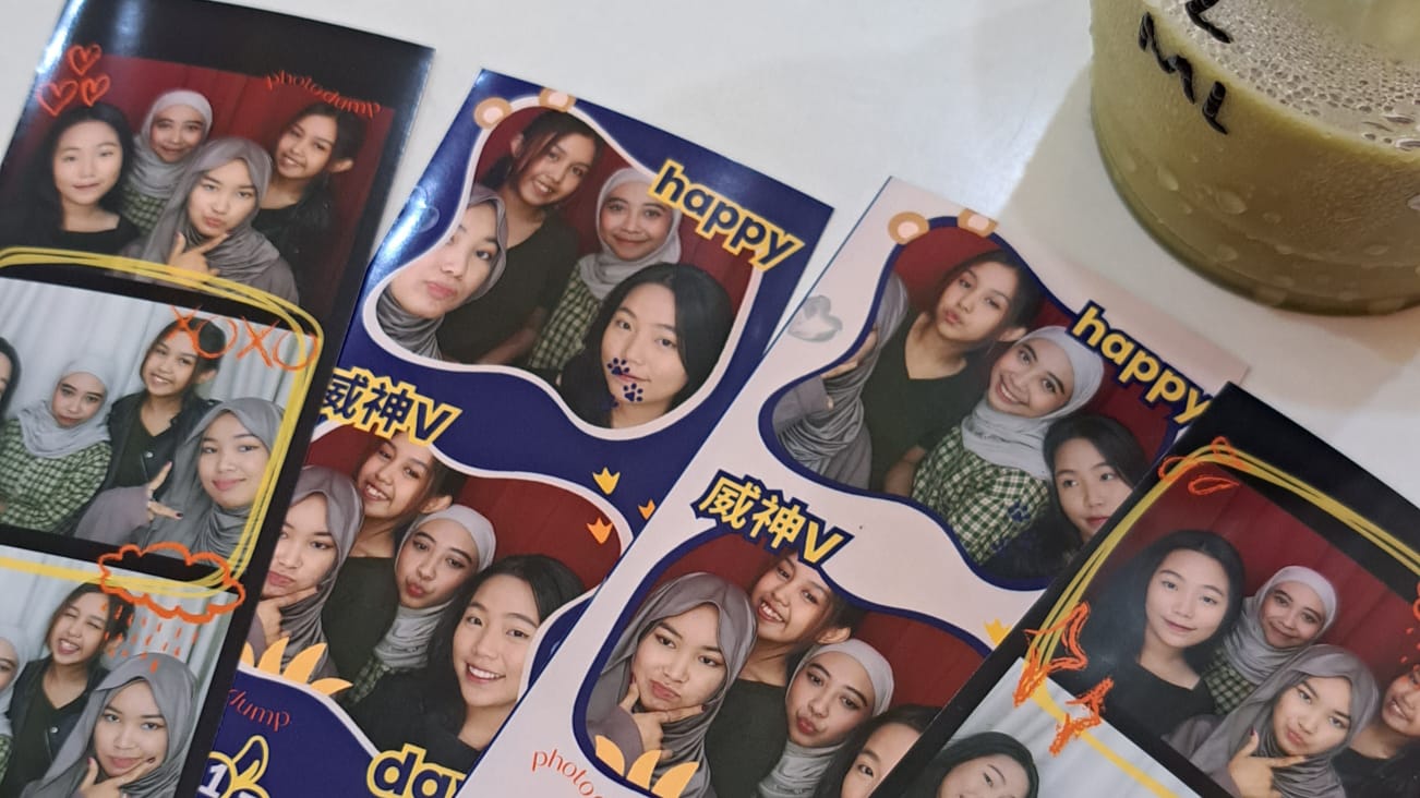 Mengabadikan momen bersama sahabat di cafe photobox
