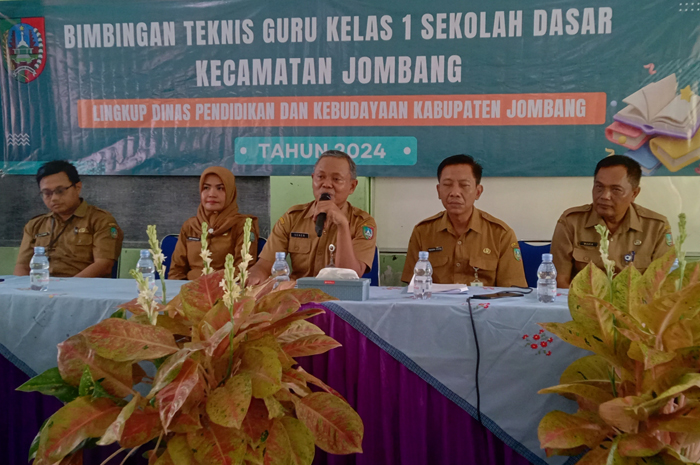 Dinas Pendidikan dan Kebudayaan Kabupaten Jombang juga terus berupaya meningkatkan kompetensi guru, pembimbing muatan lokal juga kepala sekolah.