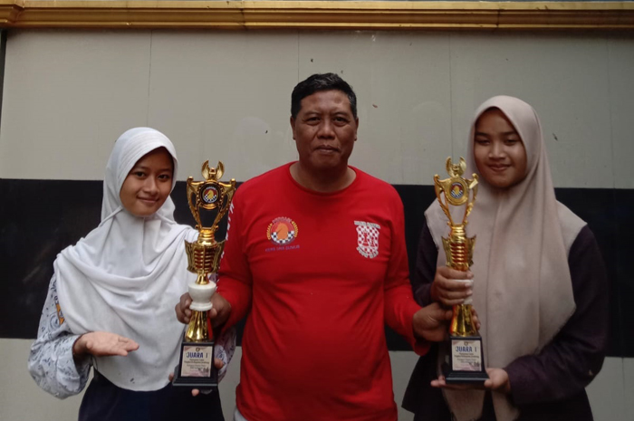 MEMBANGGAKAN: Ketua klub Pionmas, Wahyudi Sulistya (tengah), bersama para juara, Sinta Cahaya Robiyatul (kanan) dan Istianah (kiri).