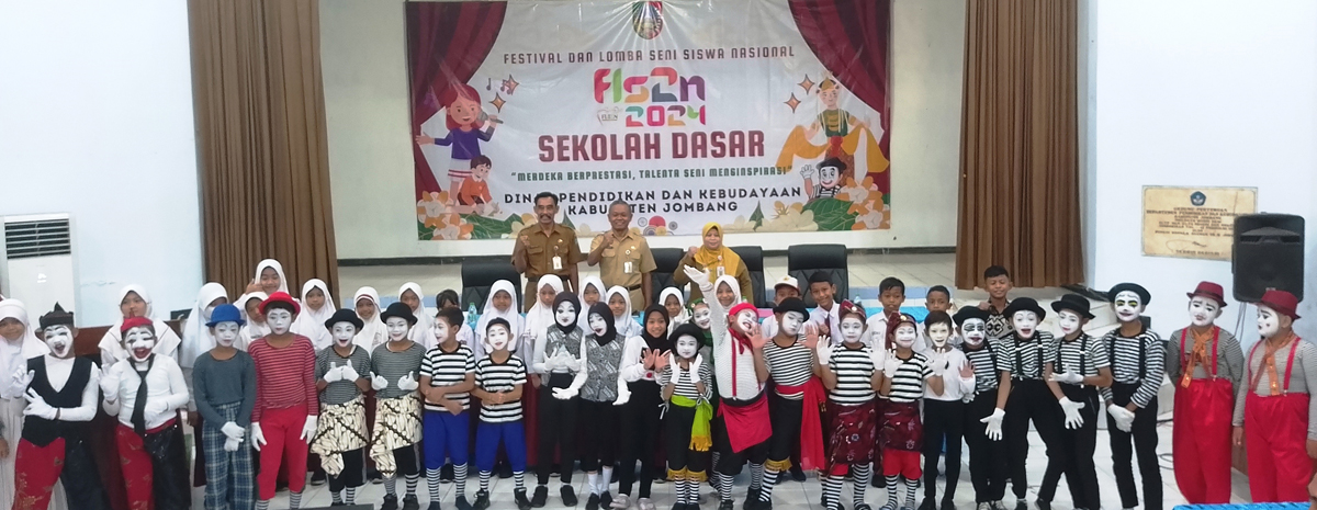 1.	TELADAN: Kepala Dinas P dan K, Senen, bersama peserta FLS2N di Aula 1 Dinas Pendidikan dan Kebudayaan Kabupaten Jombang.