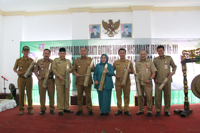 Pj Bupati Jombang Sugiat memukul kentongan diikuti Kepala DPMD Sholahuddin Hadi Sucipto serta sejumlah kepala OPD memukul kentongan, Selasa (30/4).