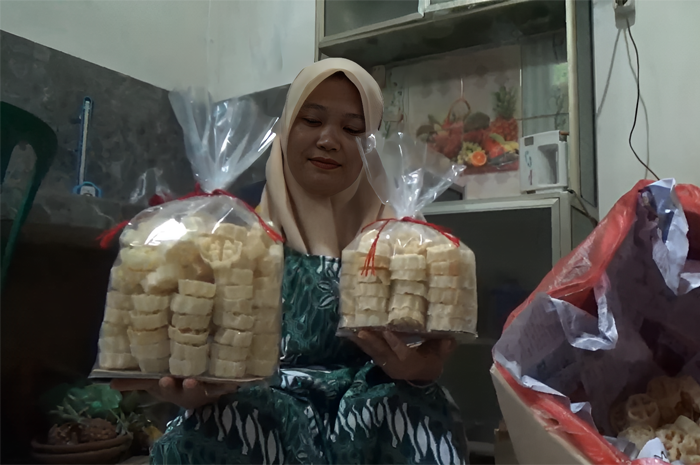 Yunanik Ferianti, 34 Warga Desa Carangwulung Kecamatan Wonosalam membuat jajanan jadul antari di rumahnya.