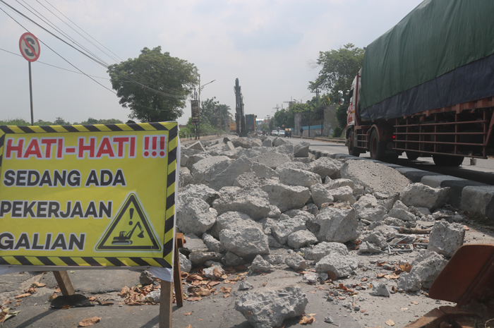 Proses pembongkaran cor beton jalan nasional di Peterongan Jombang sudah dimulai, contraflow juga diberlakukan
