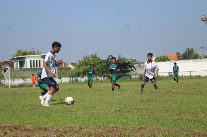 : Pertandingan final SMPN 3 Jombang (hijau) melawan SMPN 1 Jombang (putih) di Stadion Merdeka Jombang, Selasa (30/4).