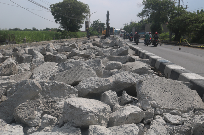 Bongkaran cor beton jalan nasional di peterongan ini terlihat tak memiliki besi tulangan