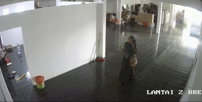 Potongan gambar rekaman CCTV emak-emak berpur-pura jadi wali santri kemudian mencuri uang di lemari asrama Pondok Darul Ulum Peterongan Jombang