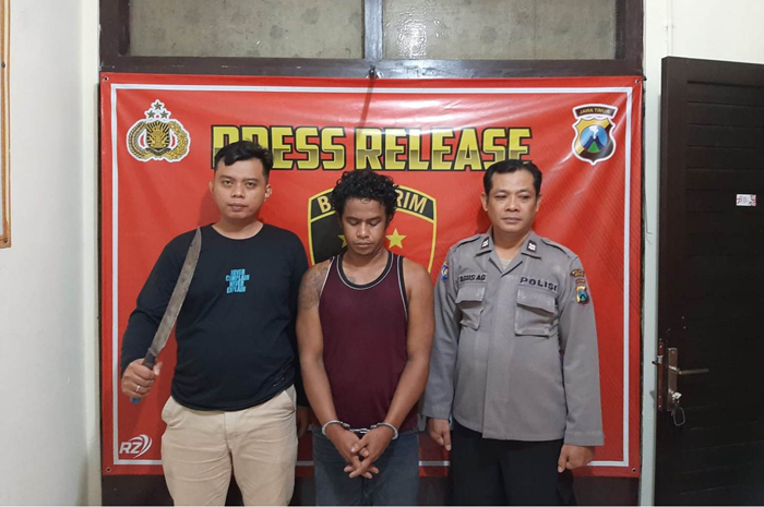 Mustofa Adi Sasongko, bang jago yang mengancam warga dengan pedang dan mengamuk saat diamankan di Mapolsek Peterongan Jombang