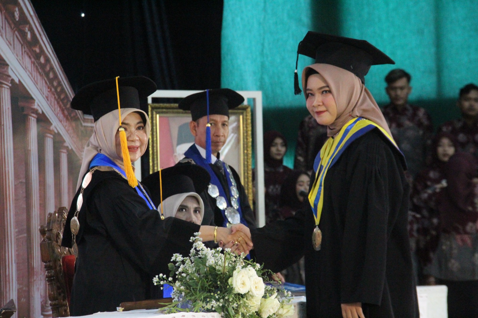 Momen wisuda perdana di Universitas PGRI Jombang (4/5)