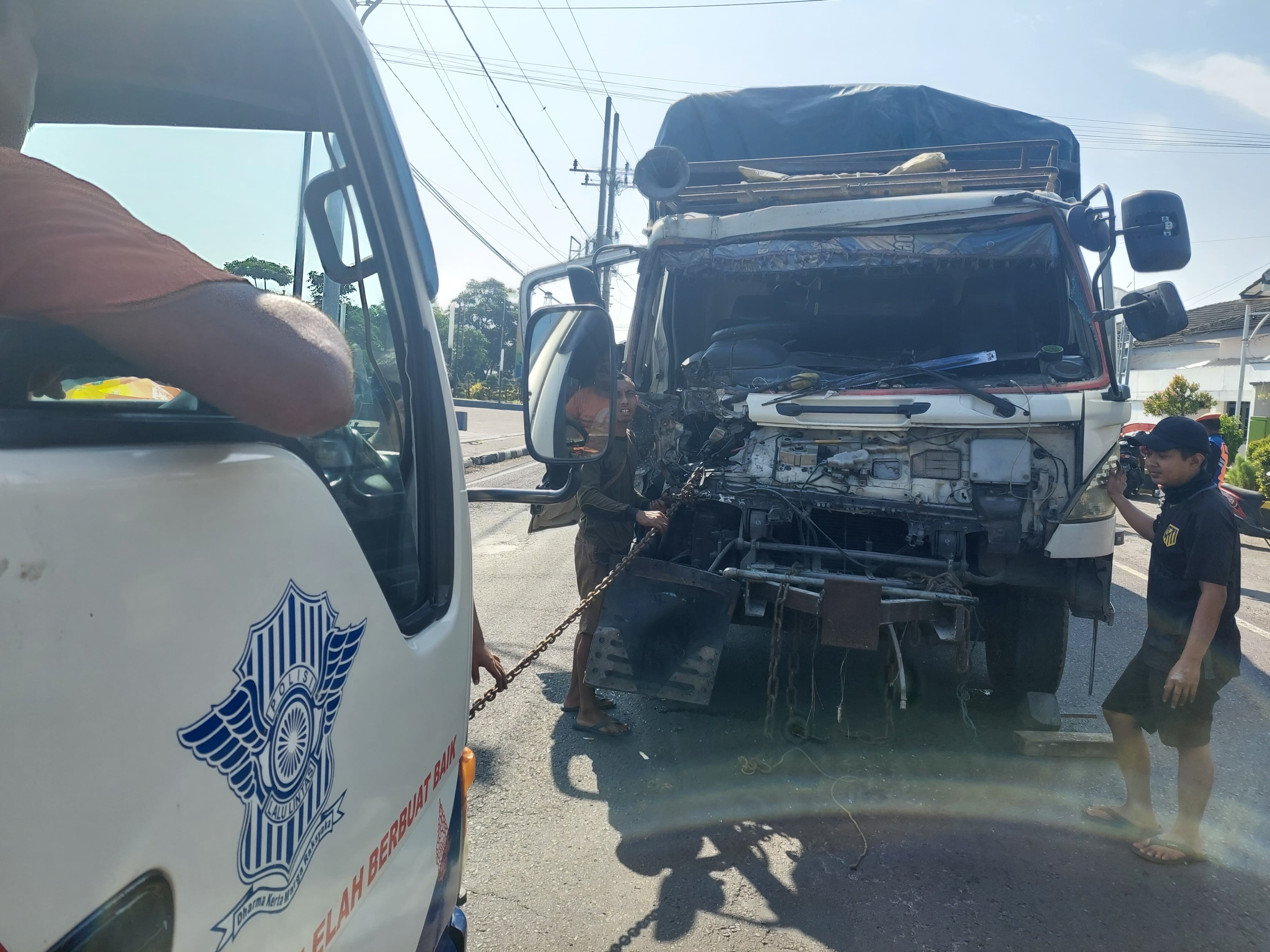 Proses evakuasi truk yang terlibat kecelakaan di depan Stasiun Jombang (4/5) pagi