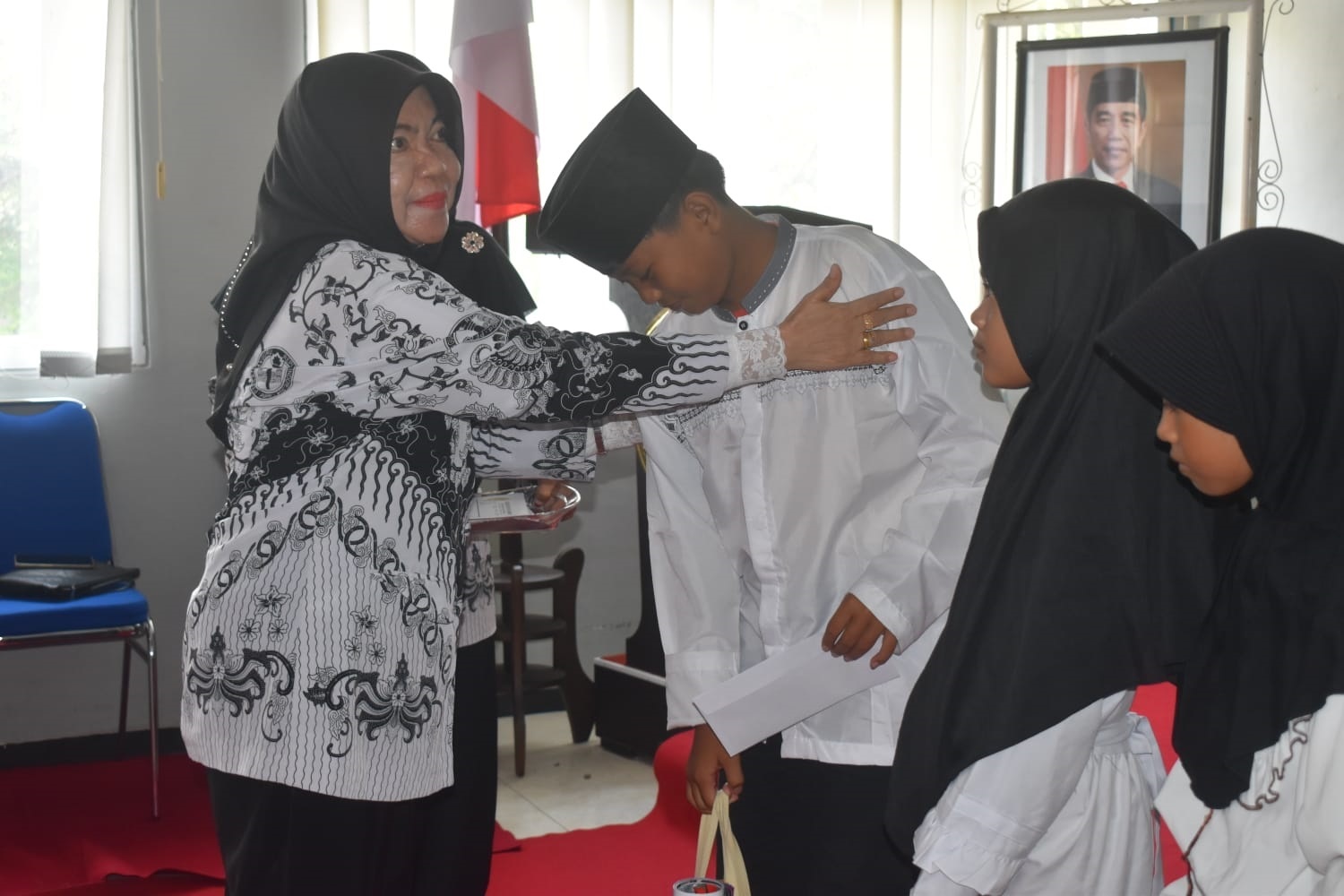 Rektor Universitas PGRI Jombang, Prof Dr Dra Munawaroh MKes memberikan santunan kepada anak yatim dalam rangka Dies Natalis Universitas PGRI Jombang.