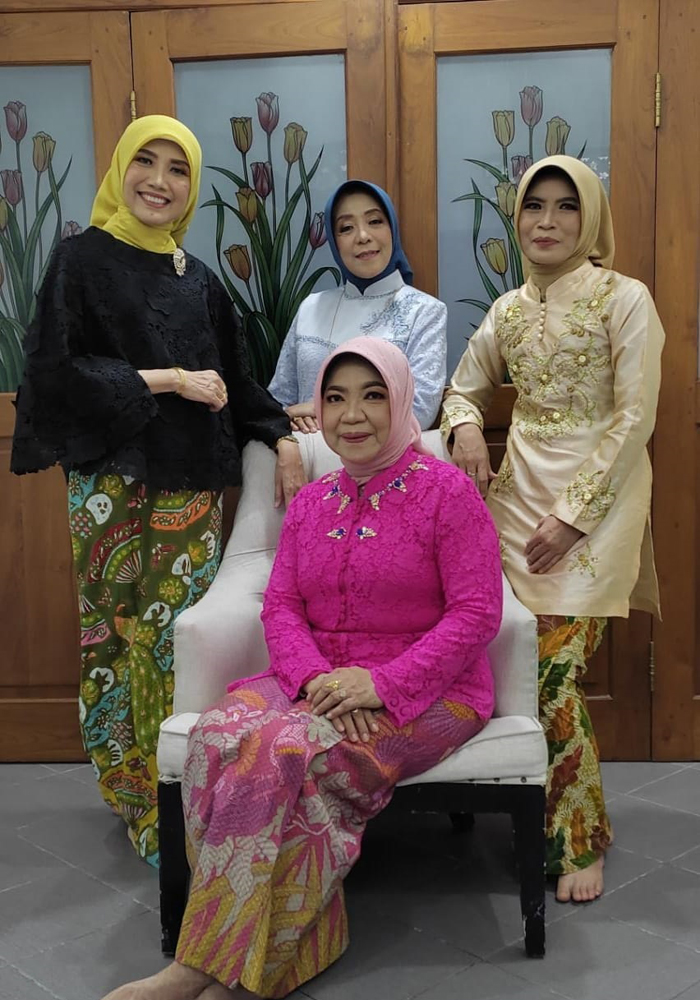Rektor Universitas PGRI Jombang, Prof Dr Dra Munawaroh MKes bersama tiga pimpinan lainnya.
