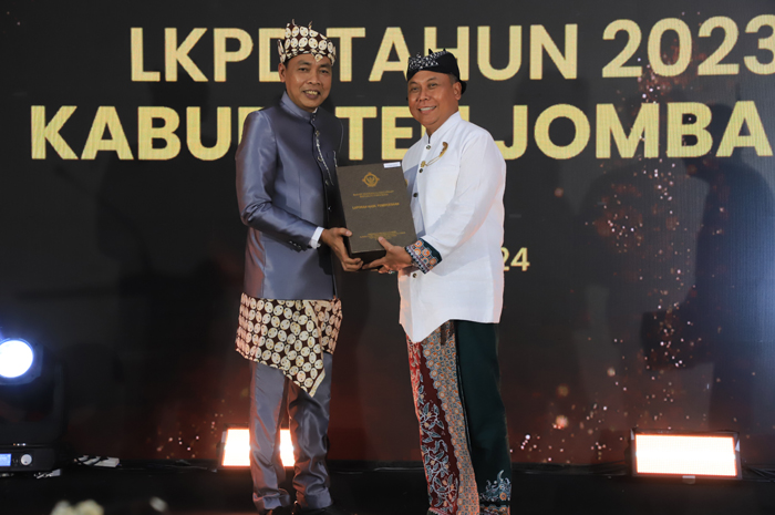 Pj Bupati Jombang menerima penghargaan opini WTP dari BPK